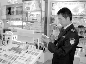 五華區開展專項拉網檢查，筑牢化妝品及衛生用品零售安全防線